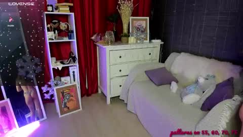 Snapshot of emiliyaqueen chatting on January 4, 2:03 am Emiliya online show from January 4, 2:03 am