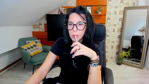 EmillyTaylor online show from December 4, 5:05 am
