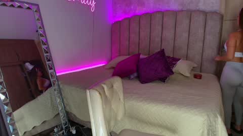 Snapshot of emily_____ chatting on February 7, 7:59 pm emily valentina online show from February 7, 7:59 pm