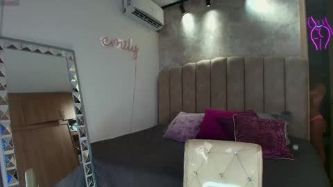Snapshot of emily_____ chatting on February 12, 1:41 am emily valentina online show from February 12, 1:41 am