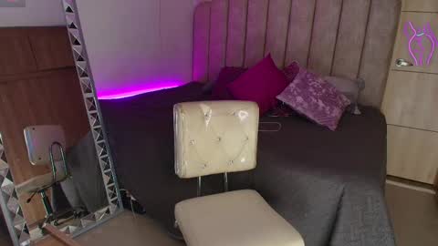 Snapshot of emily_____ chatting on February 13, 9:17 pm emily valentina online show from February 13, 9:17 pm