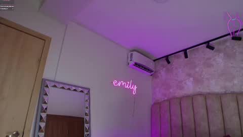 Snapshot of emily_____ chatting on February 19, 2:12 am emily valentina online show from February 19, 2:12 am