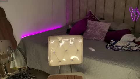 Snapshot of emily_____ chatting on March 3, 4:54 pm emily valentina online show from March 3, 4:54 pm