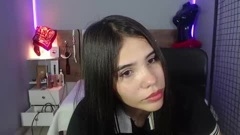 Snapshot of emily_beltonn chatting on December 5, 8:22 pm online show from December 5, 8:22 pm