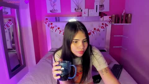 Snapshot of emily_beltonn chatting on February 15, 9:17 pm online show from February 15, 9:17 pm