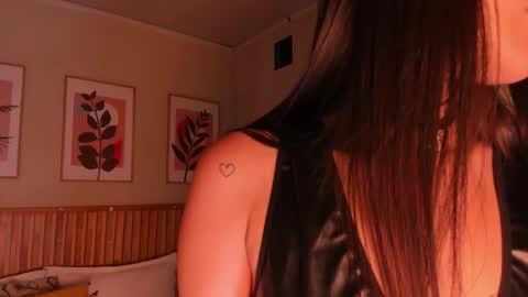 Snapshot of emily_beltonn chatting on November 1, 9:41 pm online show from November 1, 9:41 pm