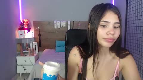 Snapshot of emily_beltonn chatting on December 3, 8:39 pm online show from December 3, 8:39 pm