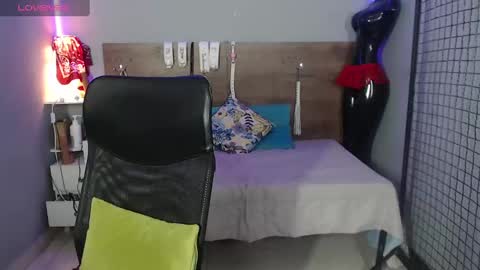 Snapshot of emily_beltonn chatting on December 21, 9:04 pm online show from December 21, 9:04 pm