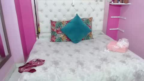 Snapshot of emily_beltonn chatting on December 31, 4:04 pm online show from December 31, 4:04 pm