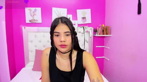 Snapshot of emily_beltonn chatting on February 2, 2:56 pm online show from February 2, 2:56 pm