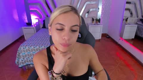 Emily online show from December 30, 10:32 am