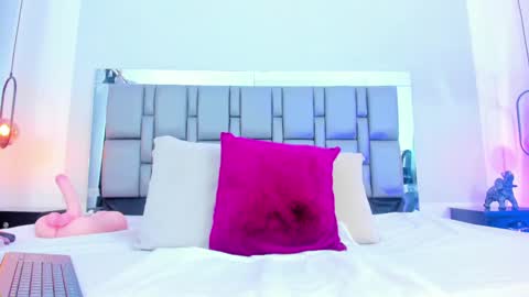 Emi  online show from January 13, 1:28 pm