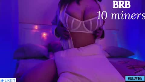 Snapshot of emily_gin chatting on January 28, 2:32 am EMILY online show from January 28, 2:32 am