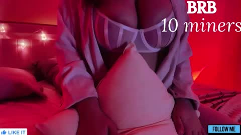 Snapshot of emily_gin chatting on September 10, 2:22 am EMILY online show from September 10, 2:22 am
