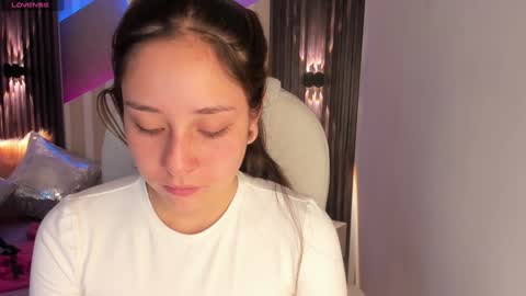 Snapshot of emily_layton chatting on December 24, 10:01 am Emily online show from December 24, 10:01 am
