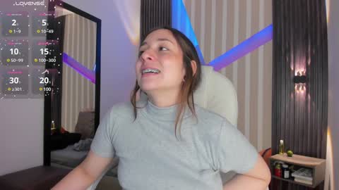 Snapshot of emily_layton chatting on December 5, 3:06 pm Emily online show from December 5, 3:06 pm