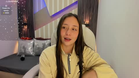 Snapshot of emily_layton chatting on December 19, 2:24 pm Emily online show from December 19, 2:24 pm
