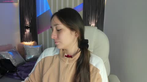 Snapshot of emily_layton chatting on December 31, 10:04 am Emily online show from December 31, 10:04 am