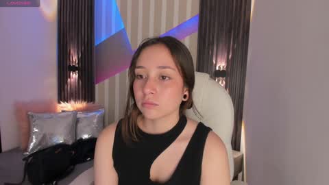 Snapshot of emily_layton chatting on January 14, 2:53 pm Emily online show from January 14, 2:53 pm