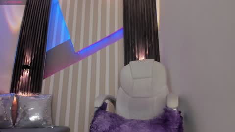 Snapshot of emily_layton chatting on January 22, 2:35 pm Emily online show from January 22, 2:35 pm