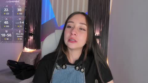 Snapshot of emily_layton chatting on December 6, 3:44 pm Emily online show from December 6, 3:44 pm