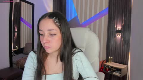 Snapshot of emily_layton chatting on December 2, 3:23 pm Emily online show from December 2, 3:23 pm