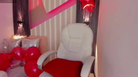 Snapshot of emily_layton chatting on February 25, 2:26 pm Emily online show from February 25, 2:26 pm