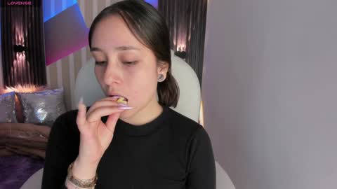 Snapshot of emily_layton chatting on January 21, 2:37 pm Emily online show from January 21, 2:37 pm