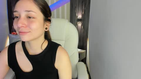 Snapshot of emily_layton chatting on December 15, 4:37 pm Emily online show from December 15, 4:37 pm