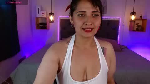 Snapshot of emily_leinn chatting on February 8, 2:27 pm E M I L Y online show from February 8, 2:27 pm