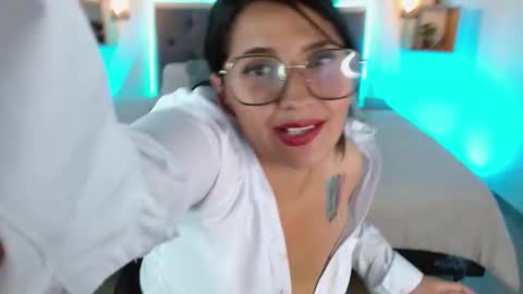 Snapshot of emily_leinn chatting on January 13, 4:08 pm E M I L Y online show from January 13, 4:08 pm