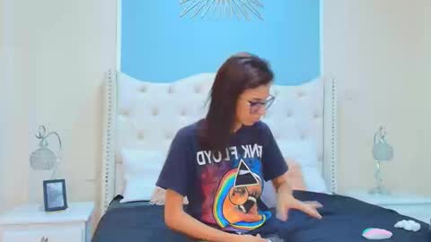 Snapshot of emily_loperaa chatting on September 24, 9:47 pm Emily online show from September 24, 9:47 pm