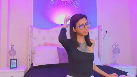 Snapshot of emily_loperaa chatting on September 27, 12:18 am Emily online show from September 27, 12:18 am