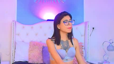 Snapshot of emily_loperaa chatting on October 5, 2:16 am Emily online show from October 5, 2:16 am