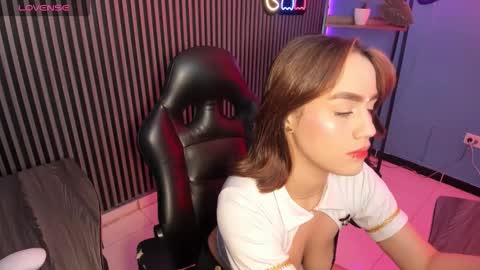 Snapshot of emily_roberts1 chatting on October 5, 2:05 am Emily  online show from October 5, 2:05 am