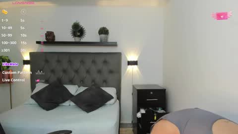 Snapshot of emily_villamil_ chatting on December 14, 8:08 pm Emi online show from December 14, 8:08 pm