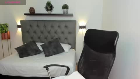 Snapshot of emily_villamil_ chatting on December 28, 7:54 pm Emi online show from December 28, 7:54 pm