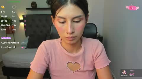 Snapshot of emily_villamil_ chatting on December 17, 7:59 pm Emi online show from December 17, 7:59 pm