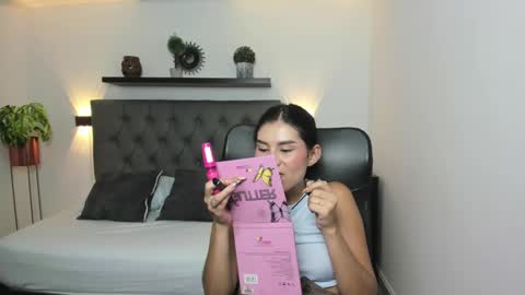 Snapshot of emily_villamil_ chatting on January 4, 7:44 pm Emi online show from January 4, 7:44 pm