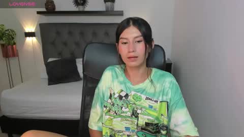 Snapshot of emily_villamil_ chatting on December 19, 8:13 pm Emi online show from December 19, 8:13 pm