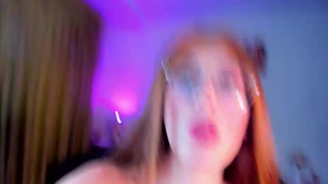 Snapshot of emily_warren__ chatting on March 6, 8:05 pm emily_warren__ online show from March 6, 8:05 pm