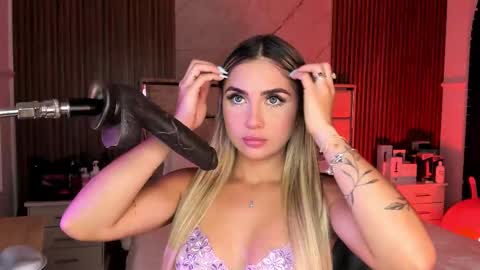 Emily Hendrix online show from September 16, 8:39 pm