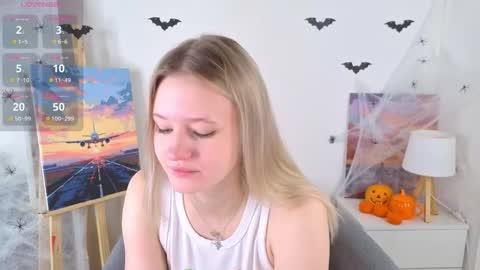 Snapshot of emilyhewell chatting on October 27, 1:23 am Emi online show from October 27, 1:23 am