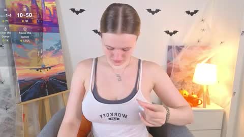 Snapshot of emilyhewell chatting on November 2, 1:09 am Emi online show from November 2, 1:09 am