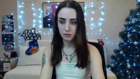 Snapshot of emilylayer chatting on December 17, 8:43 pm Emyli online show from December 17, 8:43 pm