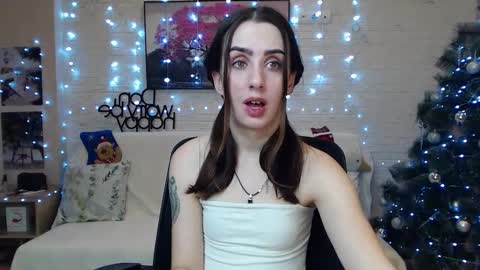 Snapshot of emilylayer chatting on December 12, 9:15 pm Emyli online show from December 12, 9:15 pm
