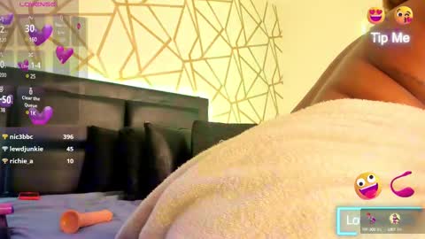 Snapshot of emilyrosee1 chatting on February 9, 9:05 am online show from February 9, 9:05 am