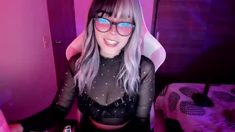 Snapshot of emilyrosss_ chatting on March 8, 3:16 am EMILY online show from March 8, 3:16 am