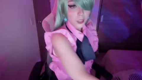 Snapshot of emilyrosss_ chatting on February 21, 12:38 am EMILY online show from February 21, 12:38 am