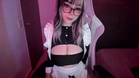 Snapshot of emilyrosss_ chatting on February 19, 1:40 am EMILY online show from February 19, 1:40 am